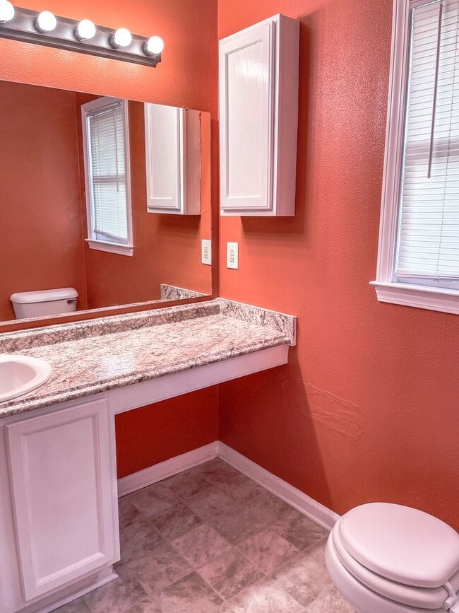 Building Photo - Charming 2 Bed, 2 Bath Triplex in Fayettev...