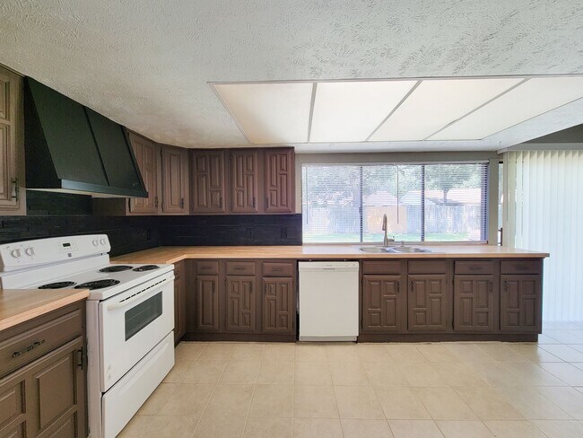 Building Photo - NICE 3 BEDROOM 2 BATH RENTAL HOME IN CY FA...