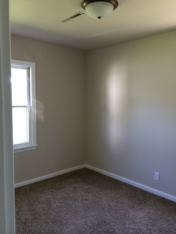 Building Photo - Cozy 2 Bedroom Home