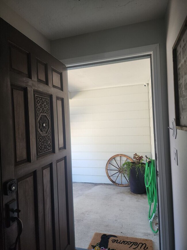 Building Photo - Pet Friendly, Single-Level, Attractively Updated Home in NE Newberg