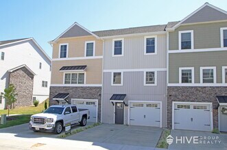 Building Photo - "Impressive 3-Bed Townhouse with Fenced in Backyard!"