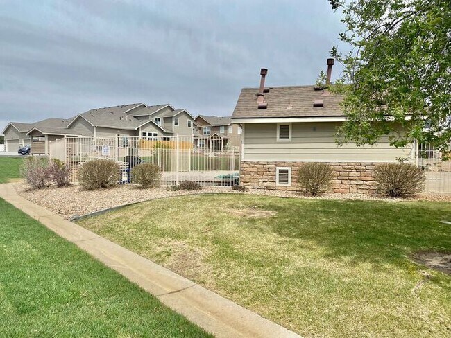 Building Photo - West Greeley Townhome with Garage!