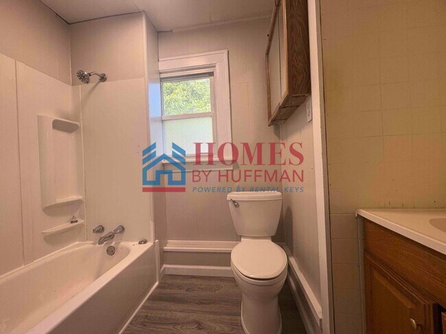 Building Photo - Two Bedroom House | Detached Garage