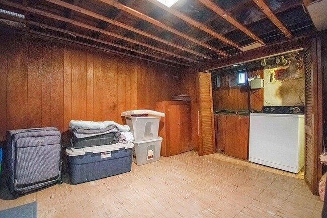 Building Photo - 250 Edendale St