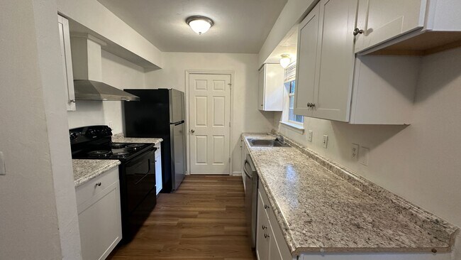 Building Photo - Recently Updated 3/2 Newer Kitchen, Deck &...