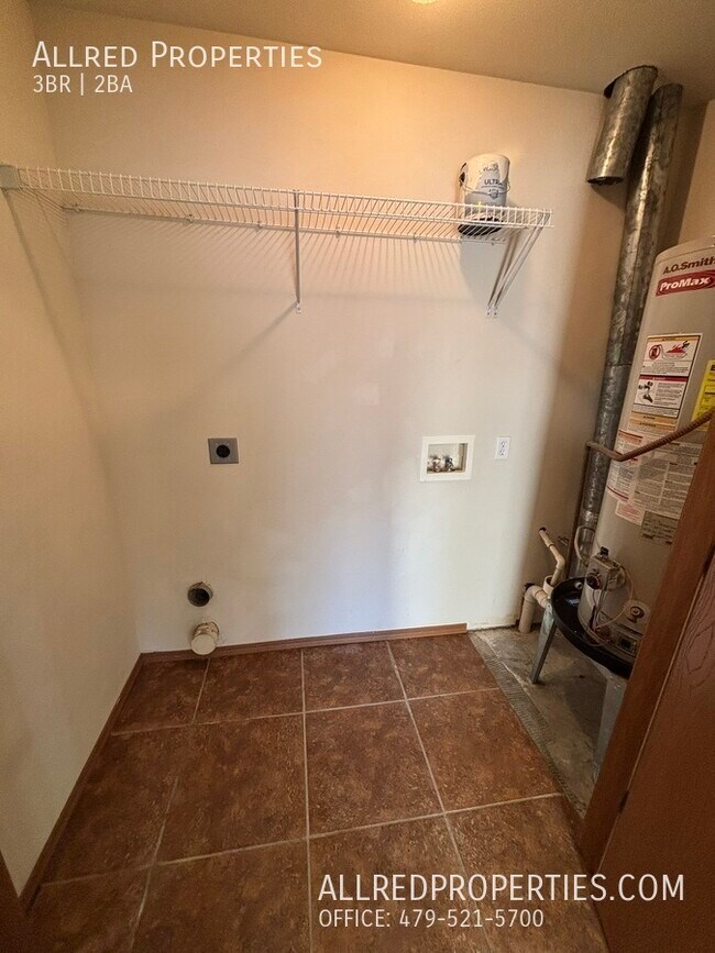 Building Photo - 305 E Asher Ct