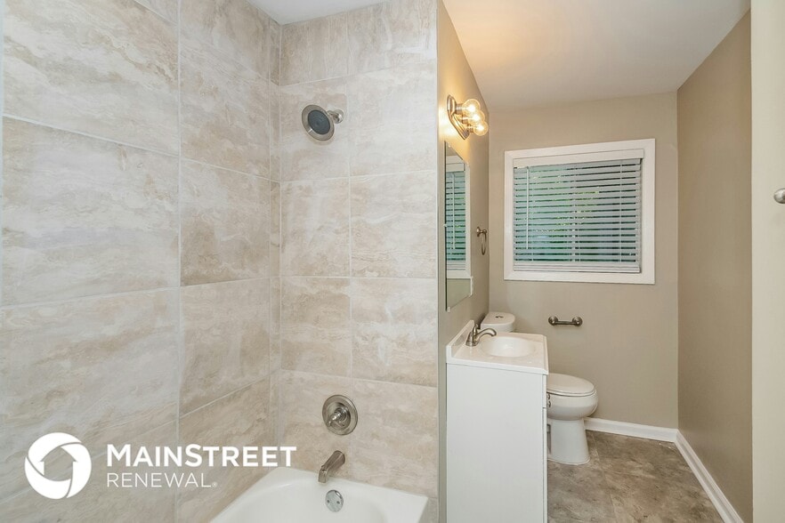 Building Photo - 1309 Lake Ln NE