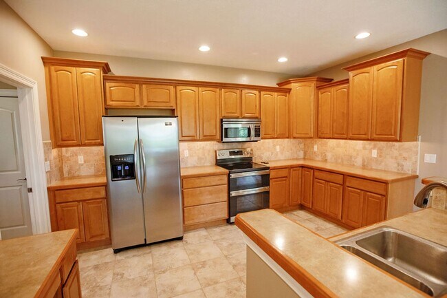 Building Photo - 3 Bed (with 4th bed potential downstairs),...