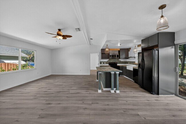 Building Photo - 117 NE 8th St