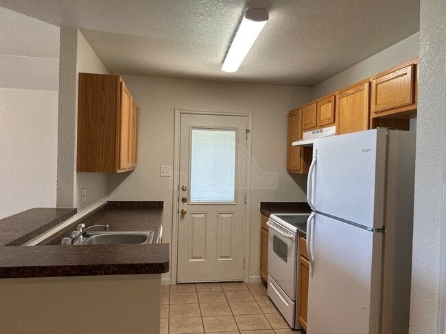 Building Photo - 2104 Schorn Dr