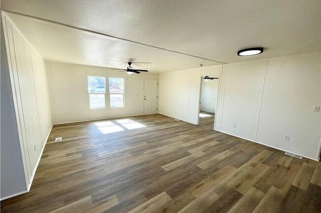 Building Photo - Move In Ready-3 Bedroom 2 Bath -
