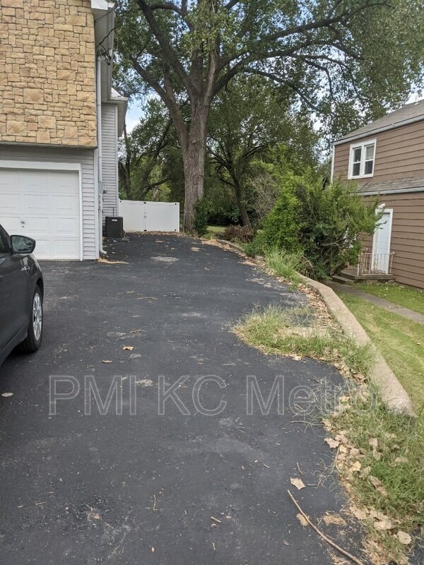 Building Photo - 16008 E T C Lea Rd