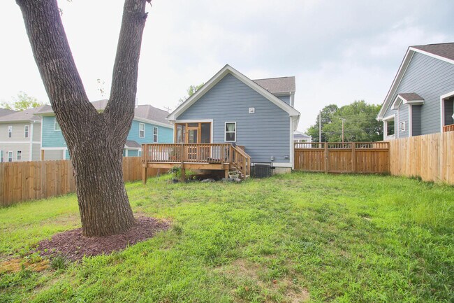 Building Photo - Charming 3 bedroom 2.5 bath home in incredible Durham location, with a massive fenced in yard!