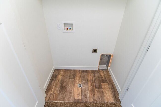 Building Photo - THE LOCHS! Gorgeous Townhome First Month Free