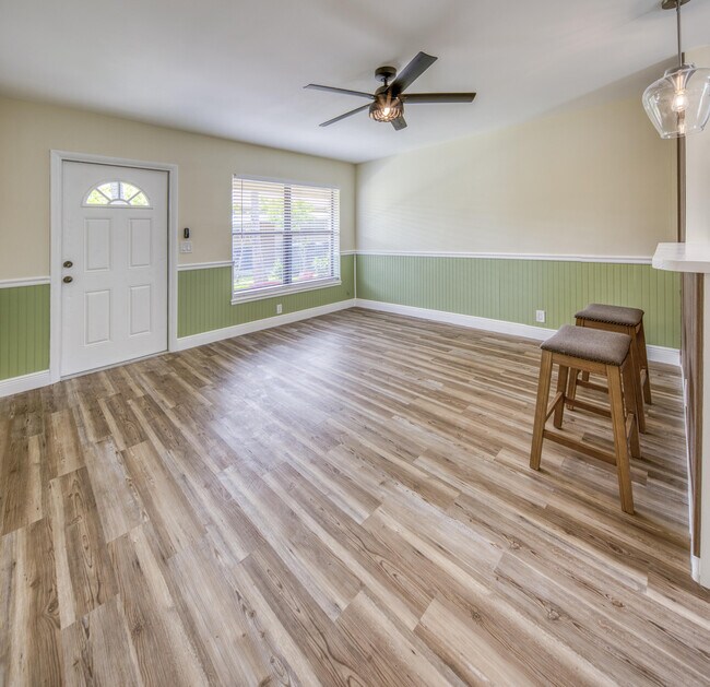 Building Photo - 241 NE 40th Ct