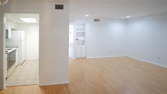Building Photo - 2401 Leon St
