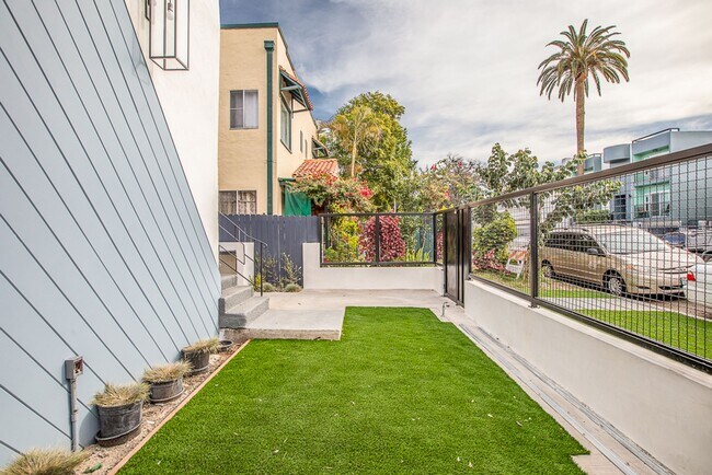 Building Photo - 6133 Eleanor Ave