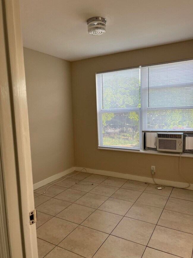 Building Photo - 639 46th St