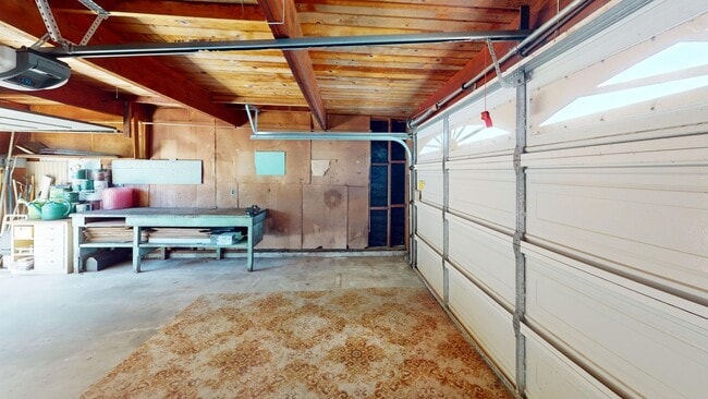 Building Photo - 3 Bed, 2 Bathroom home with large enclosed...