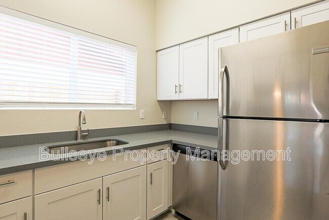 Building Photo - 3229 E Crescent Ave