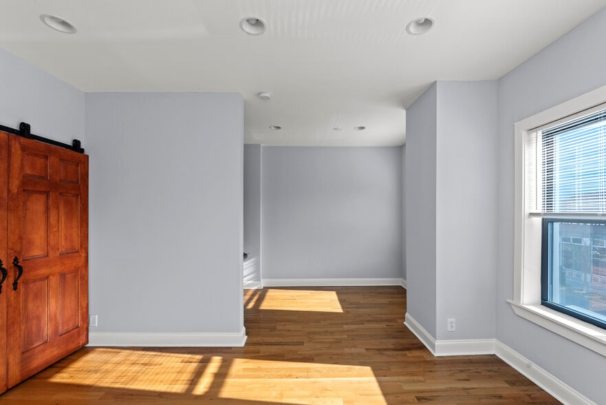 Building Photo - 4601 N Lincoln Ave