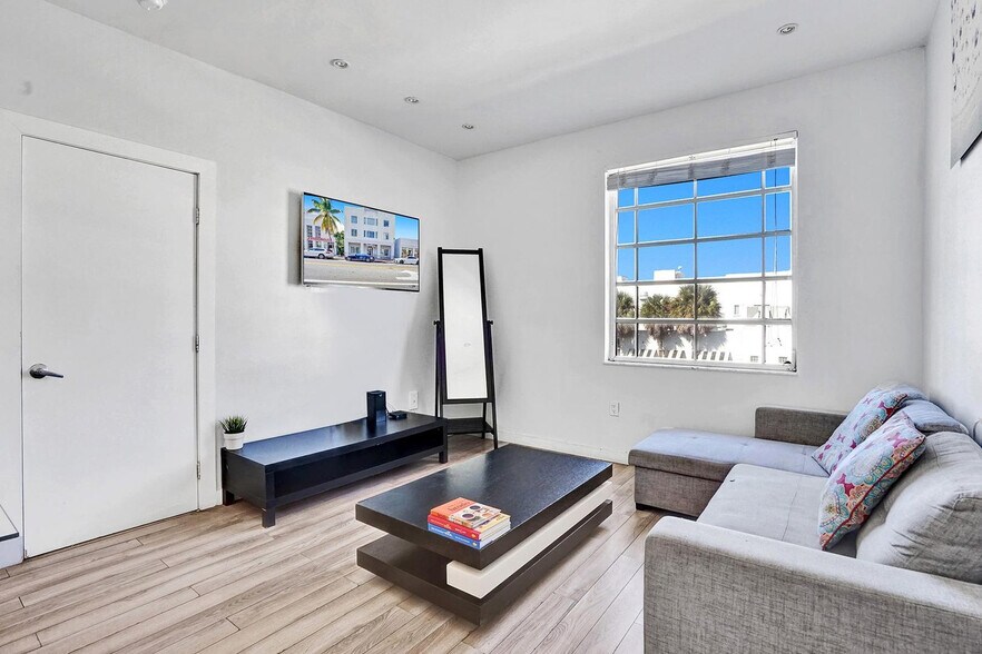 Building Photo - 750 Collins Ave