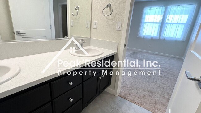 Building Photo - Newer 3bd/2.5ba West Sacramento Home with 2 Car Garage!