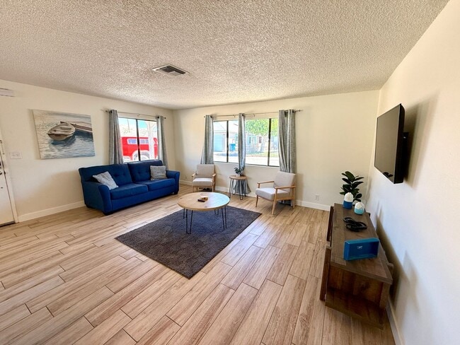 Building Photo - Charming 3BR Home w/ River Views, Open Floor Plan & Island Kitchen- Available Now!