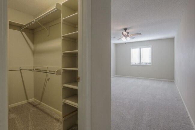 Building Photo - {11409} Updated Duplex in Fantastic Location + Two Car Garage + Main Level Master + Covered Deck