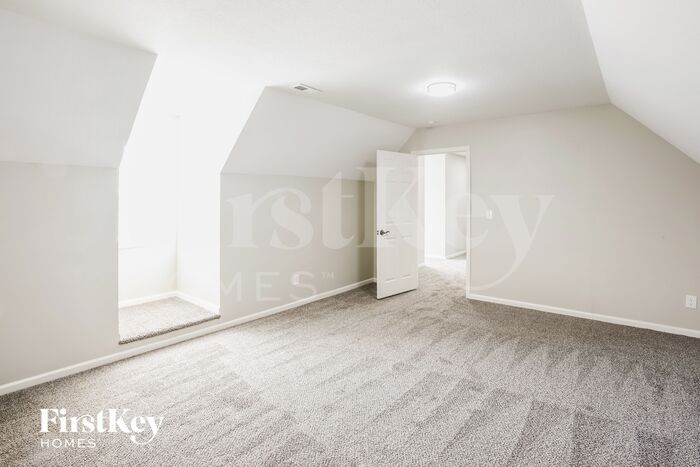 Building Photo - 911 E 8th Cir