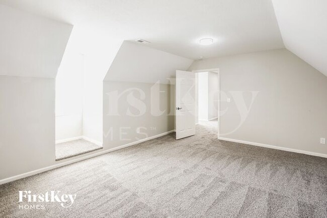 Building Photo - 911 E 8th Cir