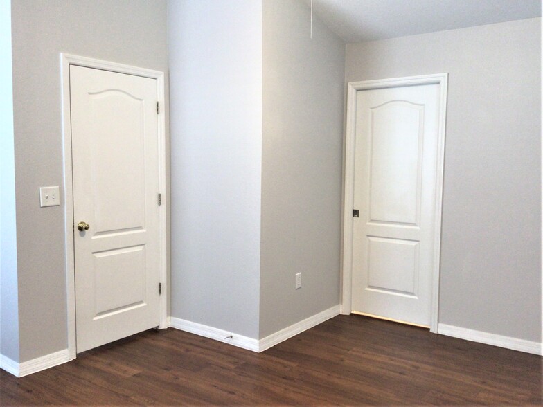 Building Photo - 9103 Crystal Commons Way