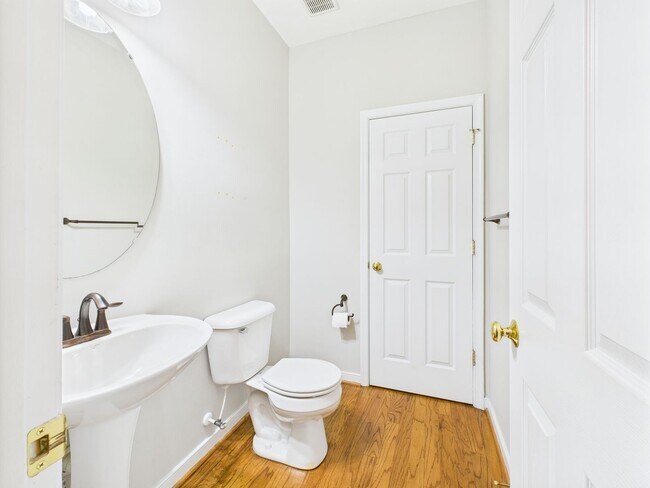 Building Photo - Charming 5-Bedroom 2.5 Bathroom Home locat...