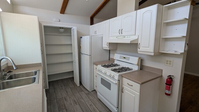 Building Photo - Move in Special! Emerald Hills Home with Garage