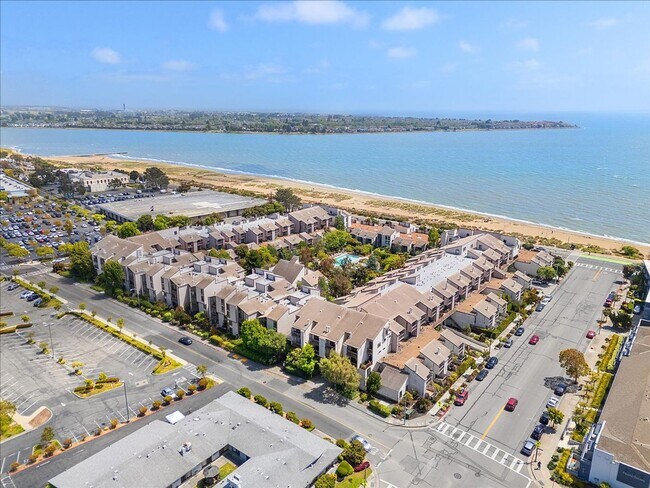 Building Photo - 2101 Shoreline Dr