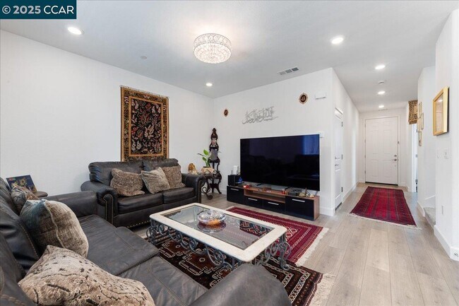 Building Photo - 300 Hideaway Ln