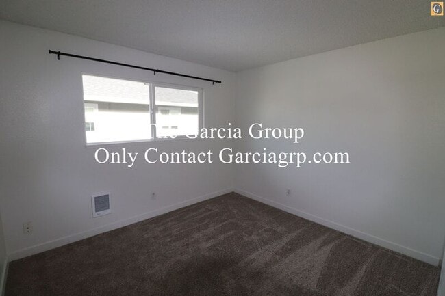 Building Photo - 1488 NE Paropa Ct