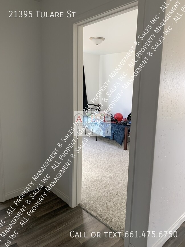 Building Photo - 21395 Tulare St