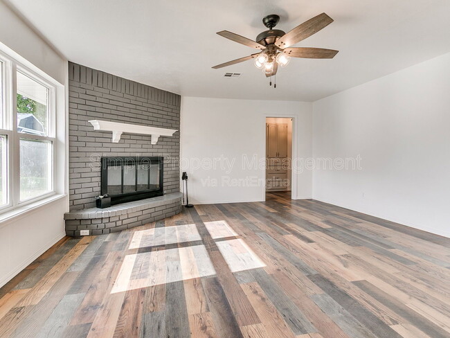 Building Photo - 2401 Fedderson Dr