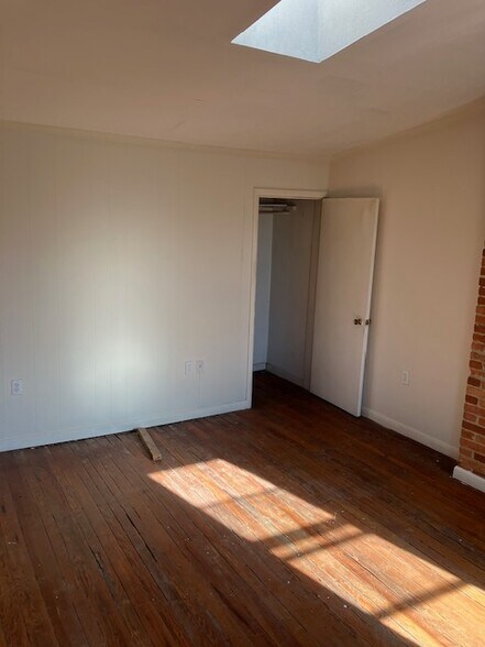 Building Photo - 414 George St