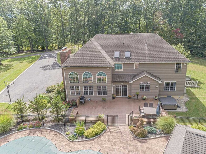 Building Photo - 45 Whitetail Rd