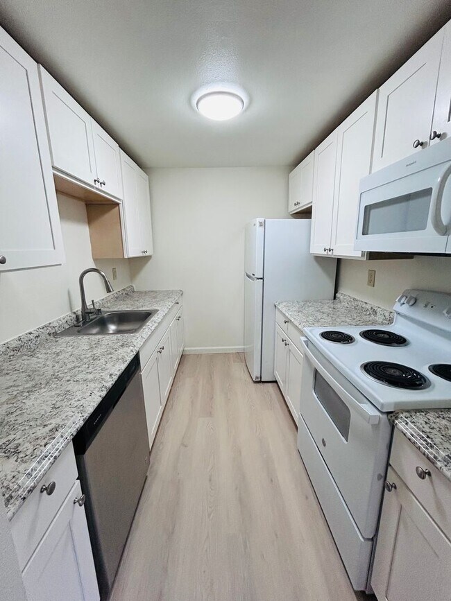 Building Photo - ***PENDING APPLICATION***Great 3 Bedroom 1.75 Bathroom Condo! Washer/Dryer Hook Ups! W/S/G Paid!