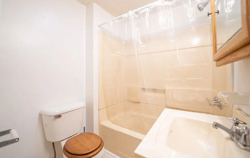 Building Photo - 935 Somerset Dr