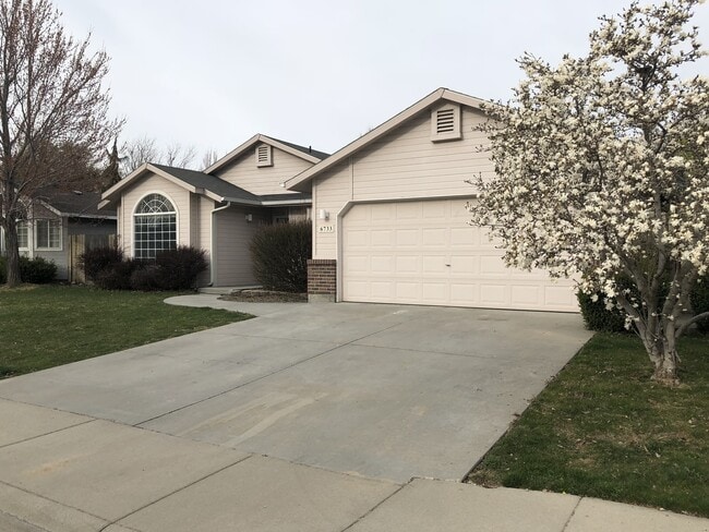 Building Photo - 3 Bed/2 bath...Newer Carpet and Flooring.....
