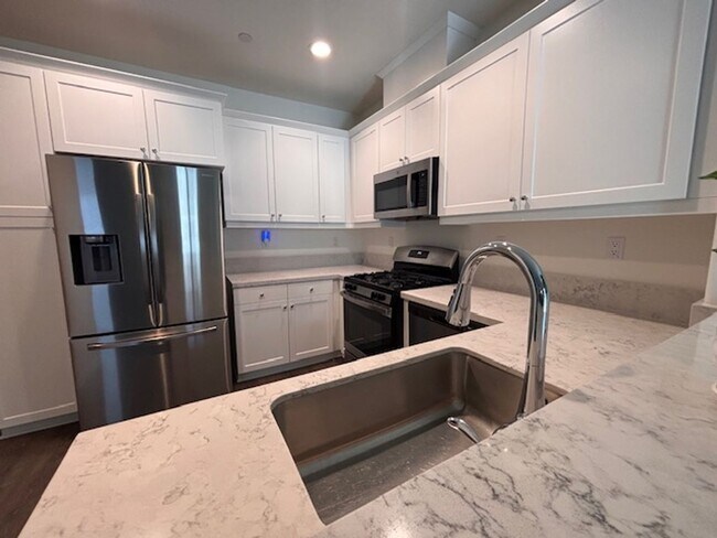 Building Photo - Welcome home to this beautiful Murrieta Town Home!