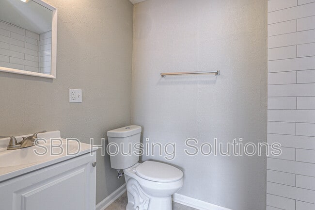 Building Photo - 312 N Ash Ave