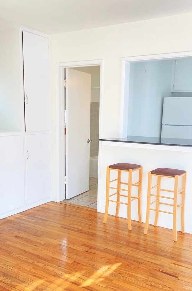 Building Photo - 226 N Hollywood Way