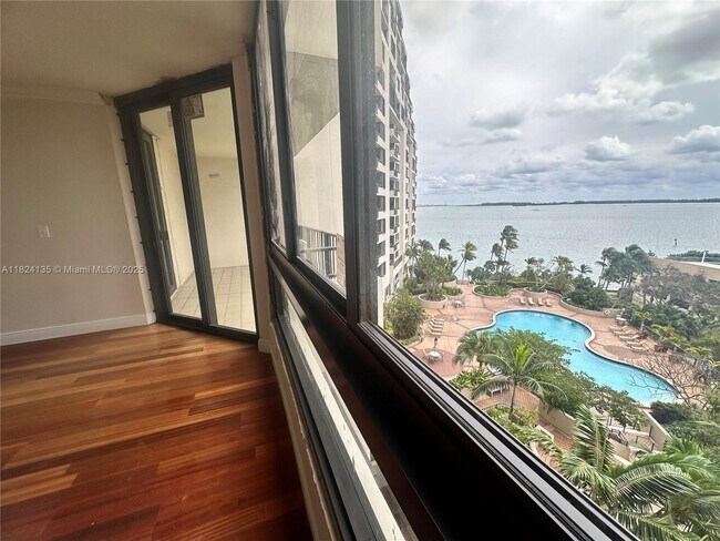 Building Photo - 520 Brickell Key Dr