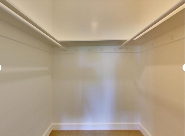 Building Photo - Expansive Top-Floor Richmond Flat | 2BD + Sunroom | Parking Included | Nearly 1,900 Sq. Ft.