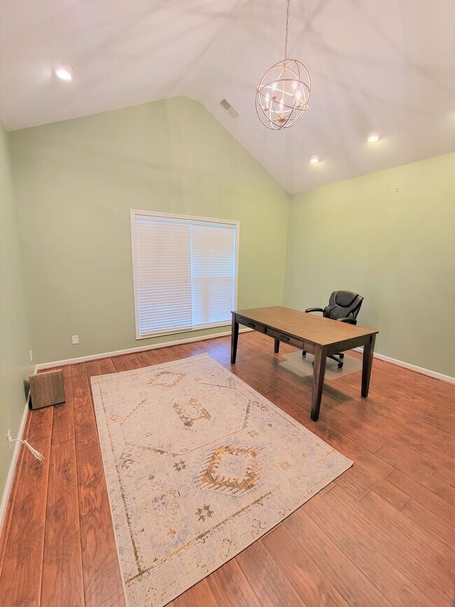 Building Photo - Stunning Willoughby Park Home